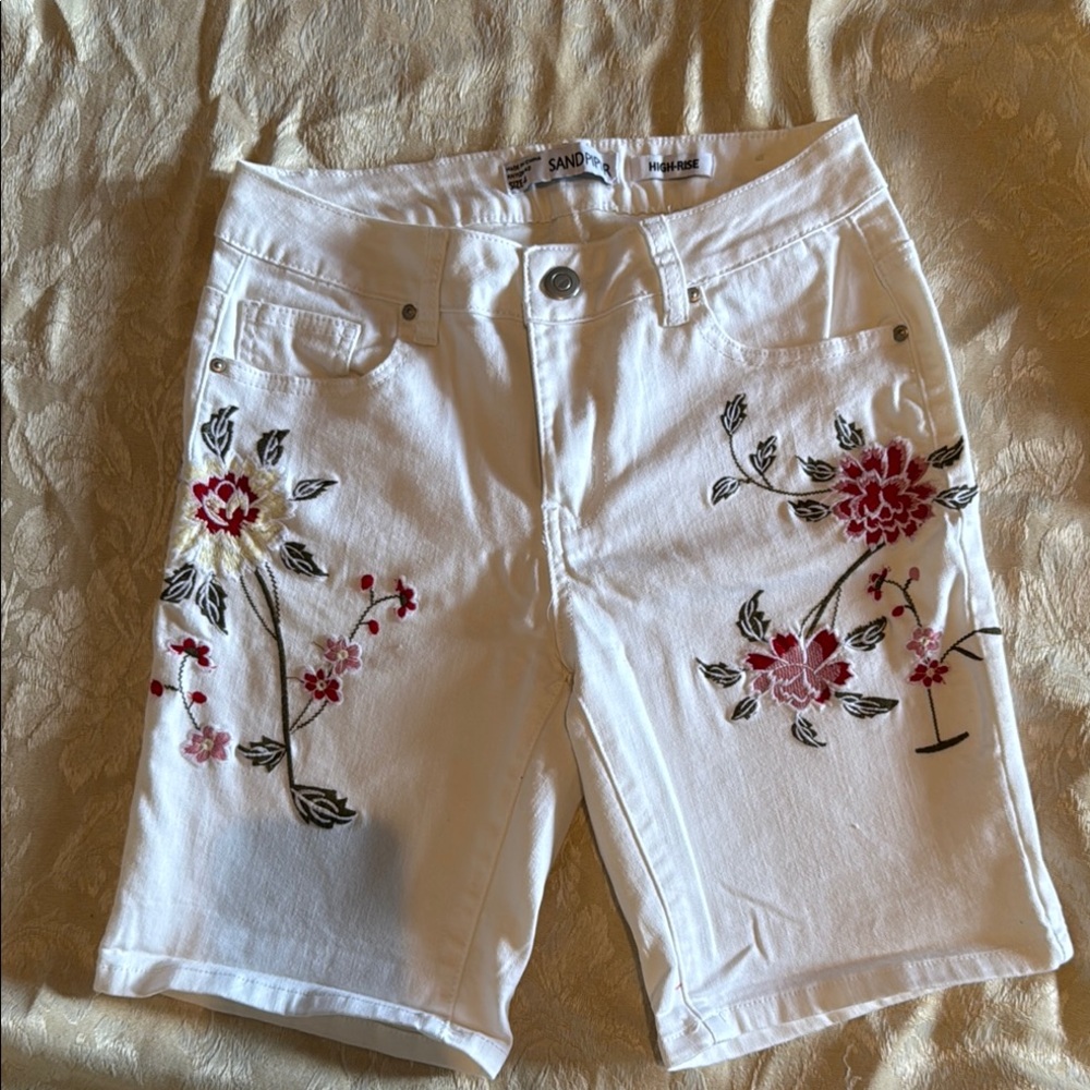 Sandpiper White shorts with embroidery Size 4